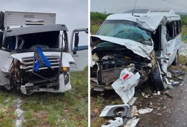 Motorista de van morre após acidente com caminhão na AL-220