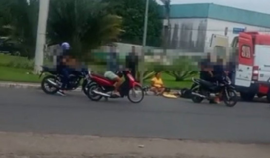 Duas mulheres e criança recebem socorro médico após colisão entre duas motos em Arapiraca