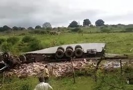 Uma pessoa morre e outra fica gravemente ferida após carreta tombar na Serra das Pias, em Palmeira dos Índios