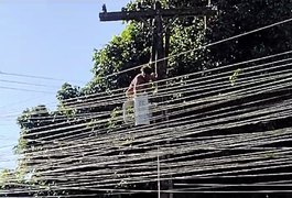 Vídeo. Dupla é flagrada tentando furtar fios em transformador, no centro de Arapiraca
