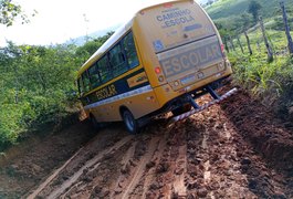 Ônibus escolar derrapa e fica atravessado em estrada vicinal em Palmeira dos Índios