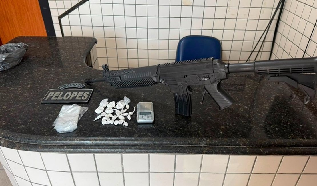 Após denúncia anônima, jovem é preso com simulacro de fuzil e cocaína em São Miguel dos Campos