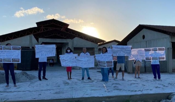 Estudantes de São Sebastião realizam protesto e pedem que governo do estado retome obra e entregue escola