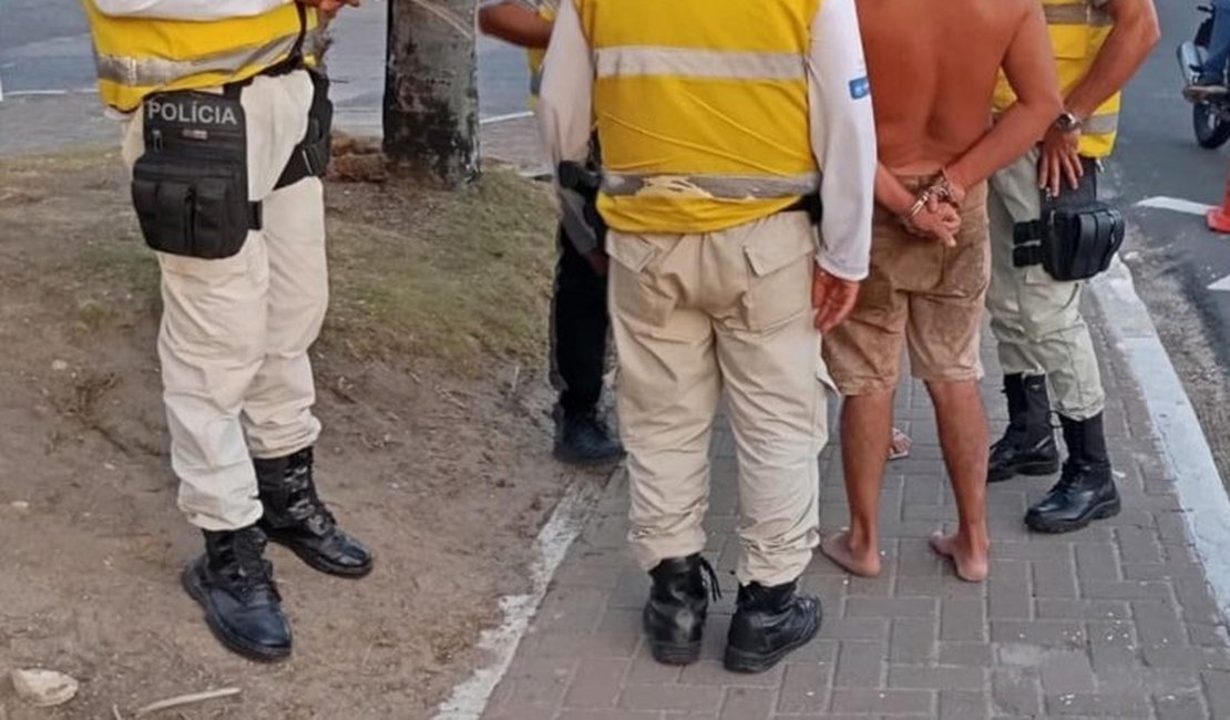 Homem bêbado desacata agentes e é preso na frente da filha de 4 anos, em Maceió