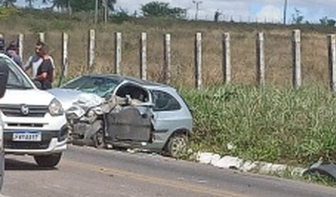 Homem fica preso às ferragens e gravemente ferido em colisão na ﻿BR-316, em Palmeira dos Índios