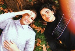 Camila Queiroz e Vanessa Giacomo posam juntas em Paris: 'Cumadi'