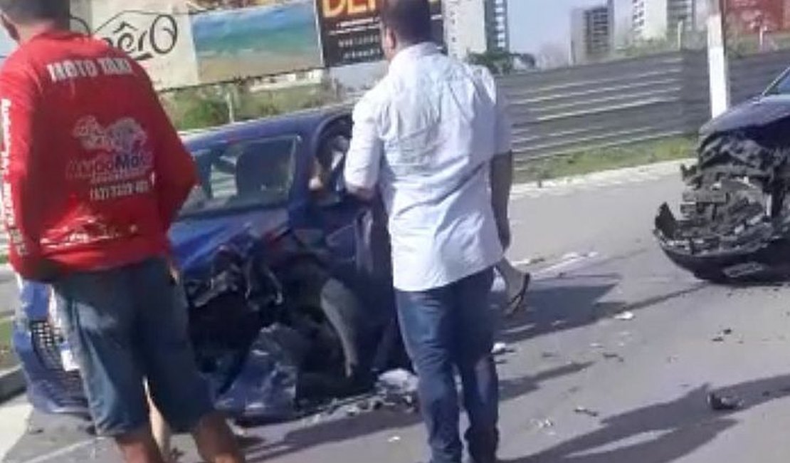 Colisão frontal entre carros é registrada na  Avenida Gustavo Paiva, em Maceió