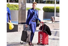 Neymar chega a Londres carregando mala de 6 mil reais