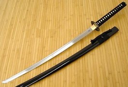 Homem intimida pedestres com espada katana, desacata PMs e é preso em Maceió
