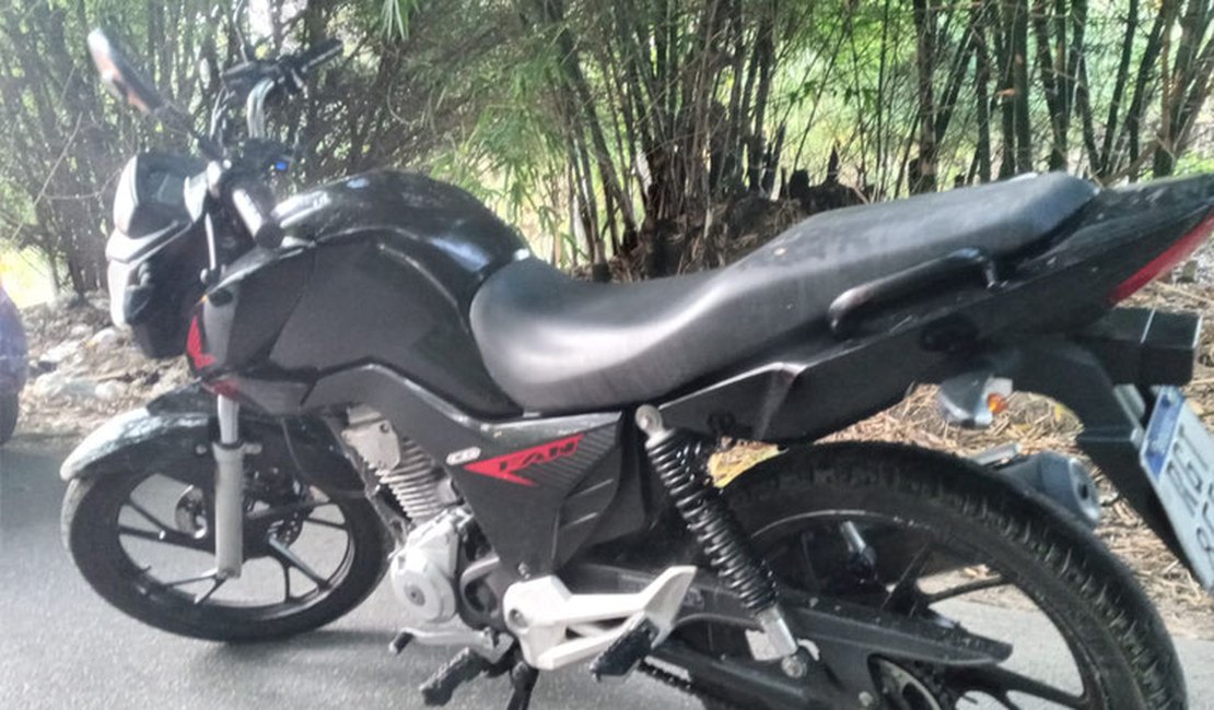 Ação conjunta recupera moto roubada por dupla armada em Cajueiro