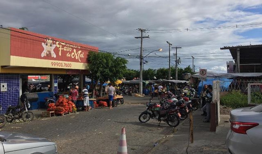Homem é ferido por golpes de faca na feira do Mercado Público de Arapiraca