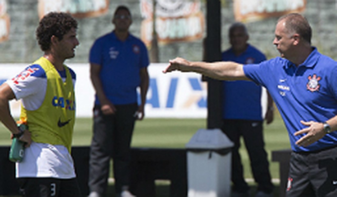 Pato ganha atenção exclusiva de Mano em primeiro treino com bola do ano