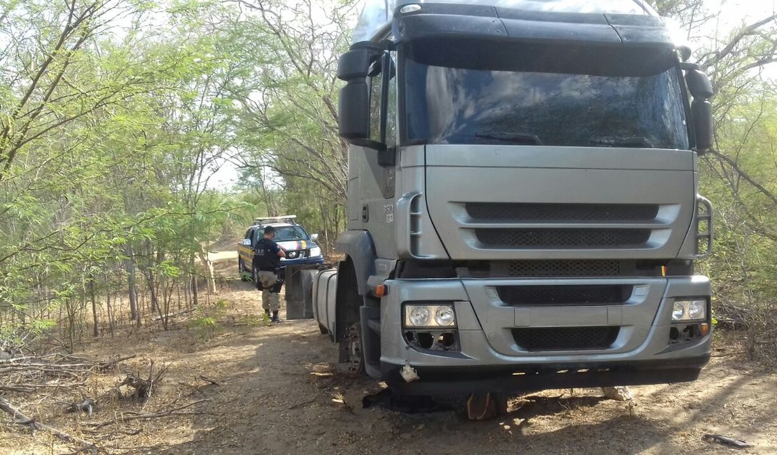 PRF recupera caminhão e moto roubados há poucos dias em Alagoas