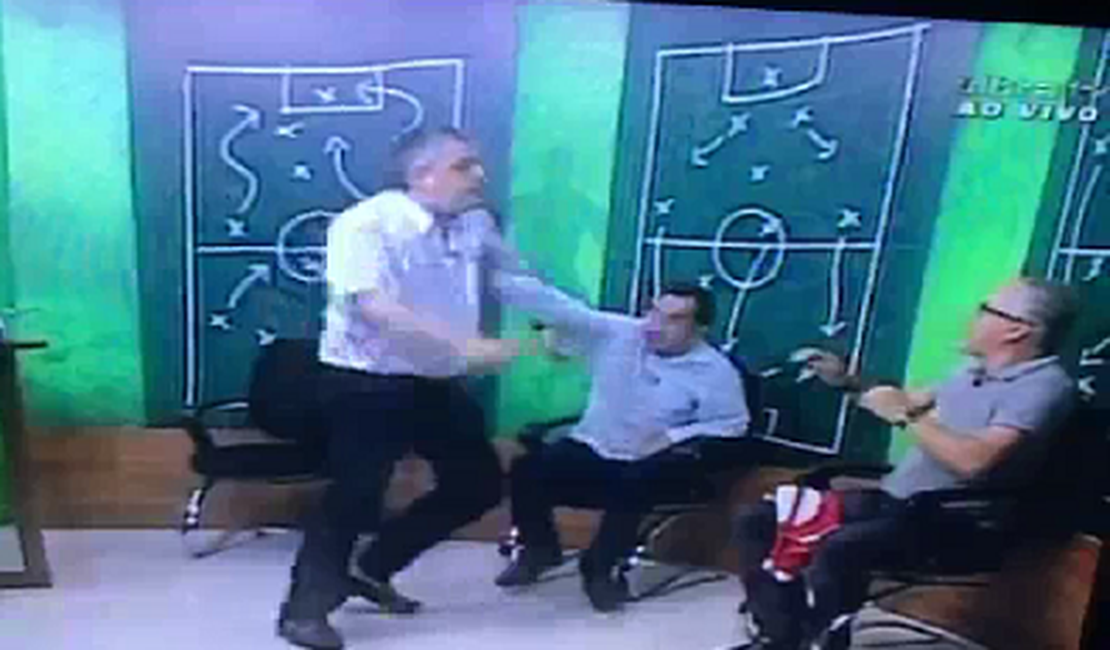 VÍDEO. Ex-presidente do Inter acerta soco em jornalista durante programa ao vivo