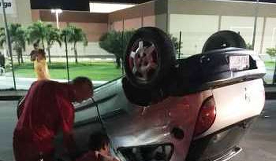 Motorista fica ferido após carro capotar em Maceió