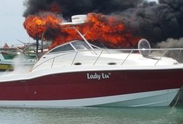 Lancha pega fogo próximo ao Porto de Maceió