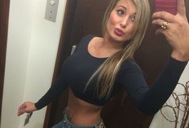 Namorando e comportada, Andressa Urach troca shorts por calça