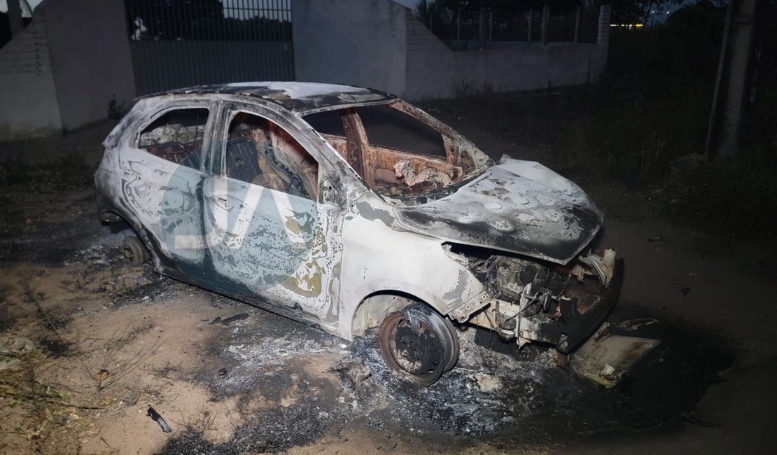 Carro envolvido em acidente com vítima fatal na zona rural de Arapiraca pega fogo