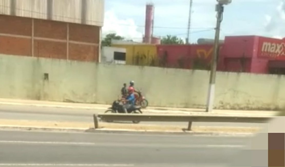 Vídeo mostra condutor transitando com cinquentinha na calçada em Arapiraca