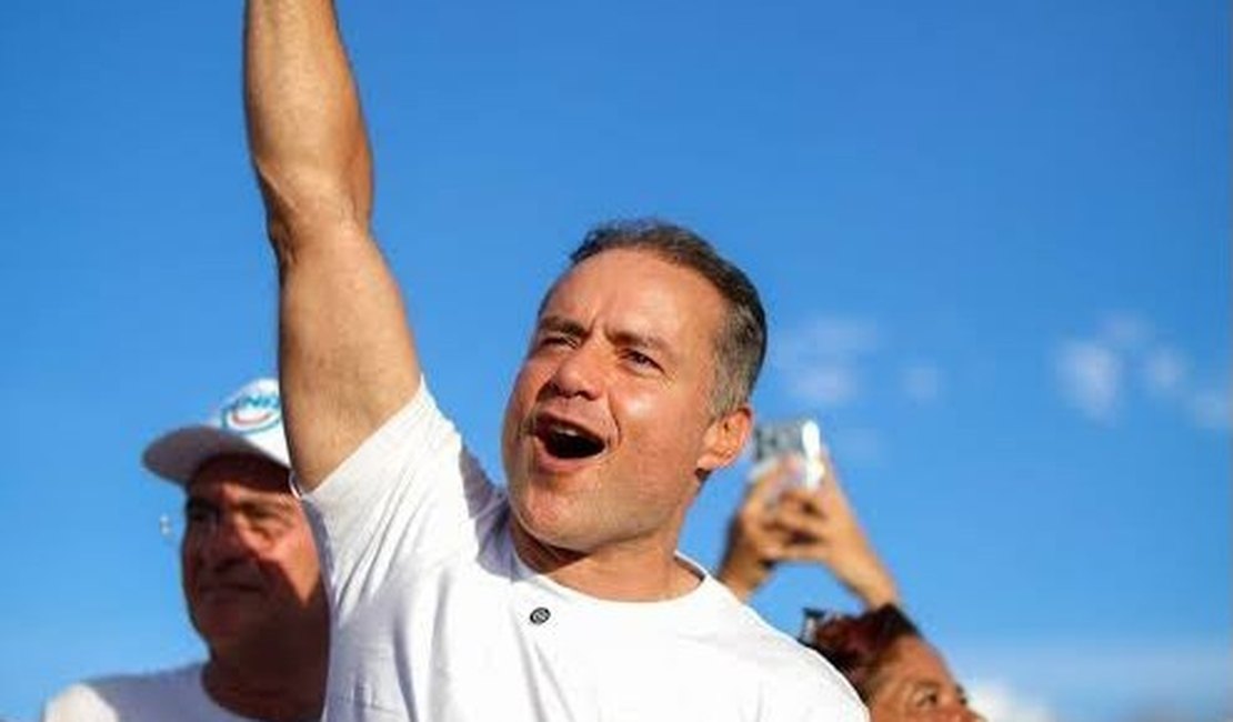 Renan Filho diz que JHC foge de entrevistas: 'Candidato oco