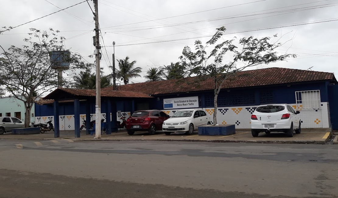 Incêndio atinge sala de aula em escola no bairro Canafístula, em Arapiraca