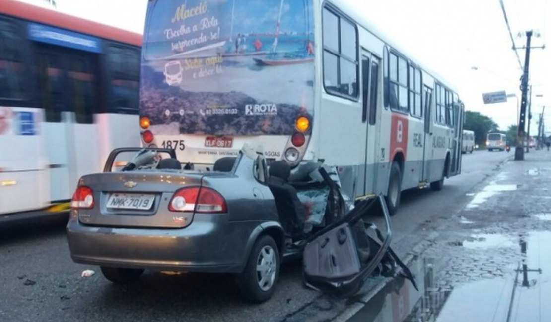 Grave acidente entre carro de passeio e ônibus deixa quatro feridos em Maceió