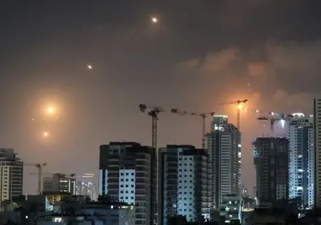 Irã diz que resposta a ataque de Israel começou e explosões são registradas em Tel Aviv
