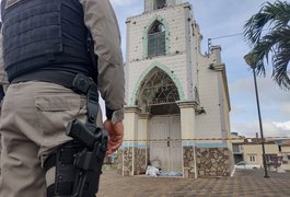 Morador de rua é morto a pauladas na porta de igreja em Arapiraca