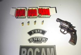 Dupla é presa ao ser flagrada com arma de fogo, no bairro Canafístula, em Arapiraca