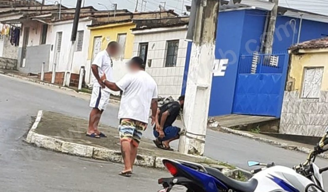 Homem com transtornos mentais é amarrado em poste no interior alagoano