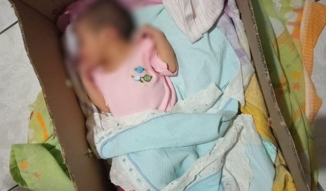 Recém-nascida ainda com cordão umbilical é encontrada dentro de caixa, em cesto de lixo