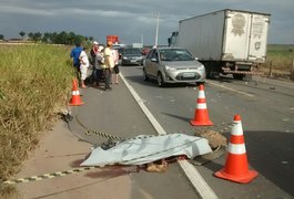 Acidente entre moto e caminhão deixa vítima fatal na AL-220