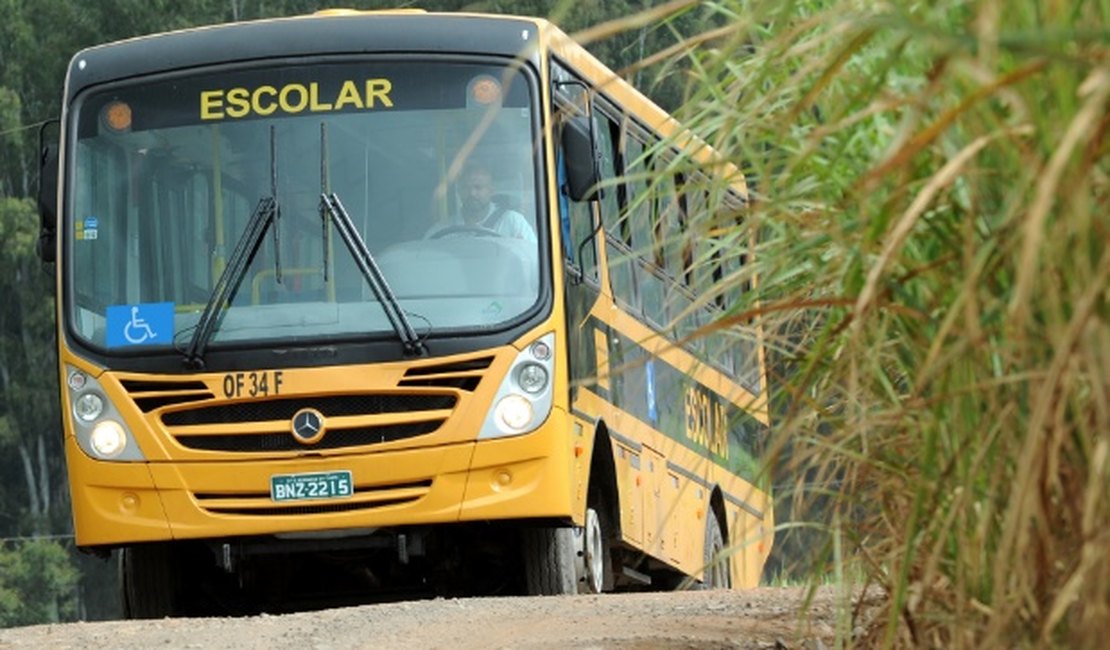 Dupla assalta ônibus escolar em Arapiraca