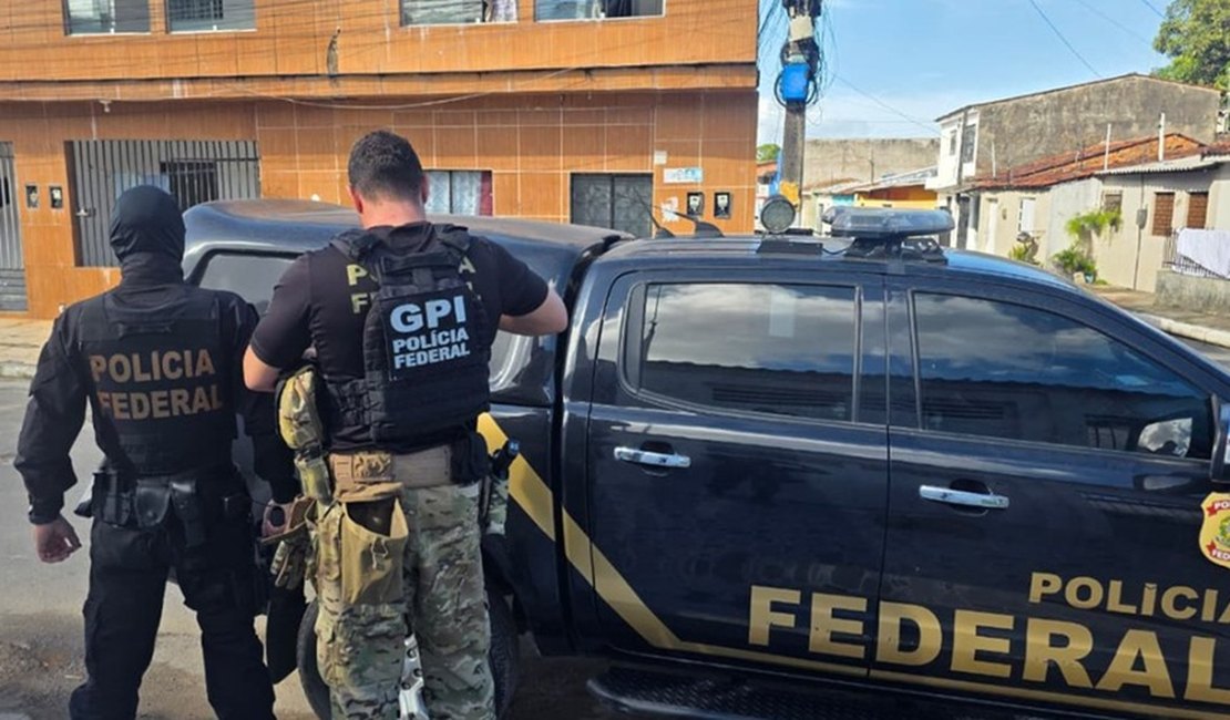 Polícia Federal faz buscas em Maceió contra suspeito de furtar equipamentos de agência da Caixa, em Maceió
