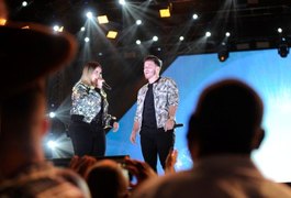 Vídeo. Após plateia vazia, Gabriel Smaniotto divide palco com Marília Mendonça