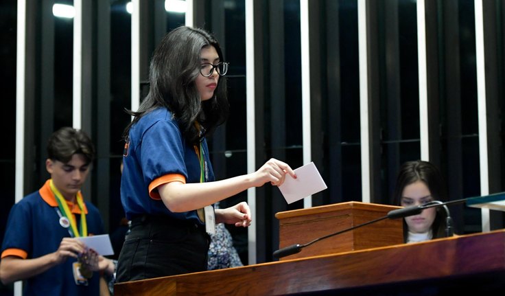 Programa Jovem Senador: estudante alagoana é empossada em Brasília