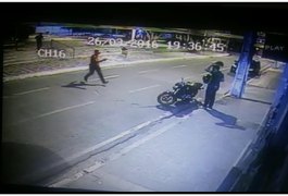 Vídeo mostra momento em que criminosos roubam moto na Praça Marques em Arapiraca