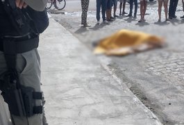 Homem é assassinado com vários tiros em frente a barbearia em Arapiraca