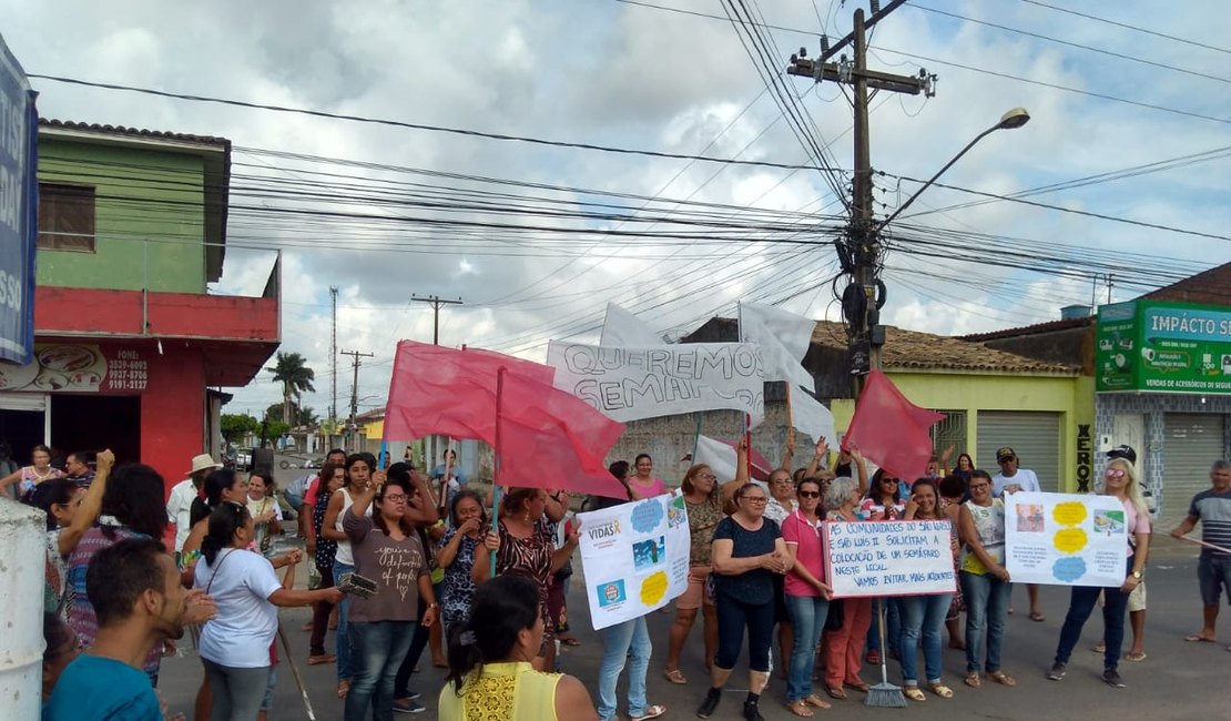Durante protesto, arapiraquenses fazem faixas de pedestres e pedem instalação de semáforo