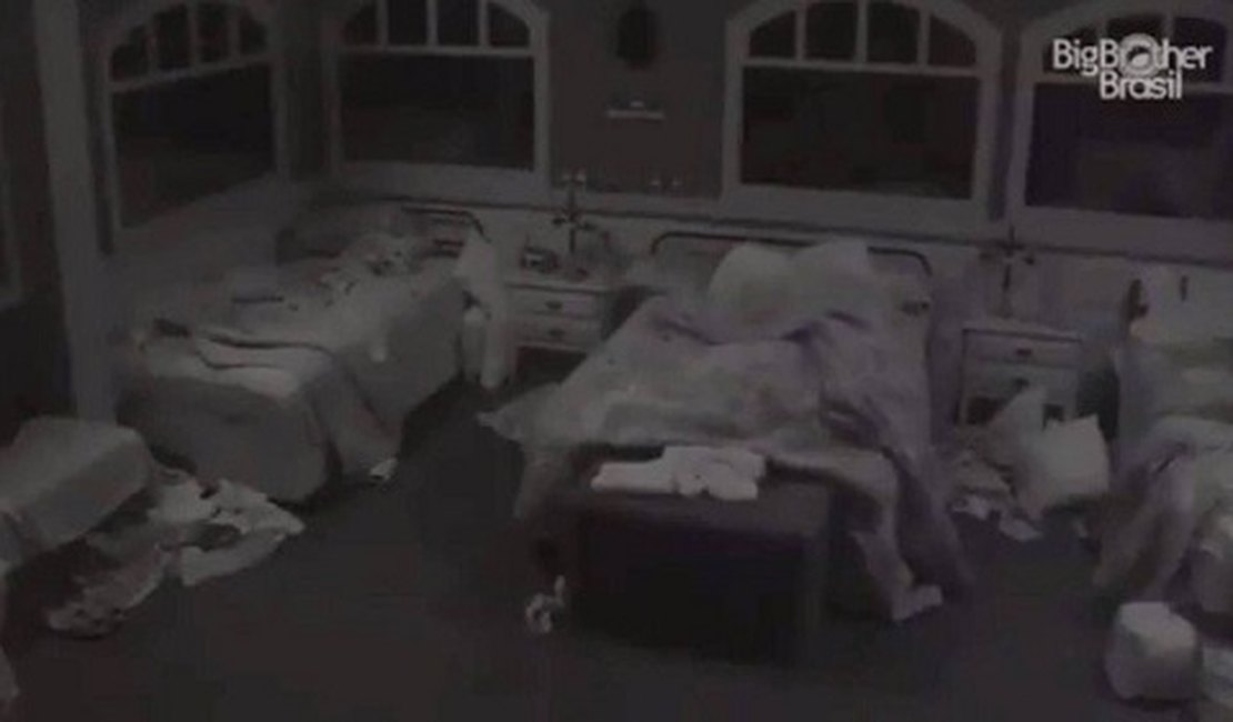 BBB20: Daniel e Marcela têm noite quente, mas desempenho do brother vira piada na web