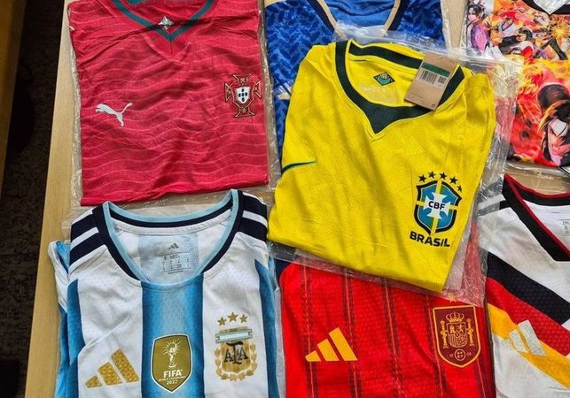 Receita Federal retém 22 toneladas de camisas de seleções e clubes no porto de Santos