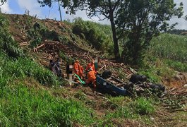 Saída de pista seguida de tombamento deixa motorista de caminhão preso às ferragens em São José da Laje