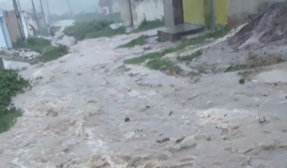 Enxurrada causa crateras em rua de Arapiraca e moradores denunciam descaso da prefeitura