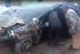Vídeo. Colisão de carro em poste deixa homem morto e mulher ferida em Atalaia