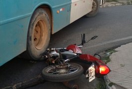 Ônibus da RM Viação se envolve em acidente no bairro Alto do cruzeiro em Arapiraca