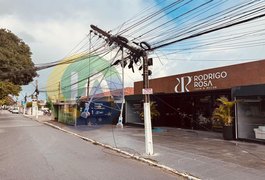 Veículo atinge a fiação elétrica e poste fica quebrado na Av. Ceci Cunha, em Arapiraca