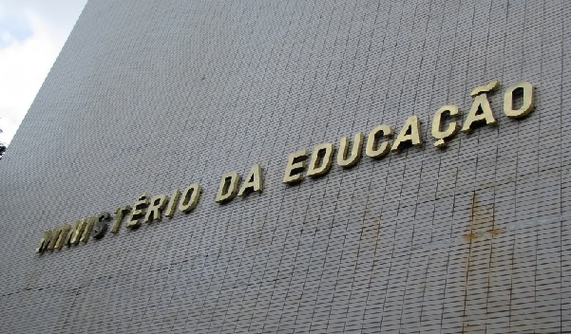 MEC suspende novos contratos de Fies, Prouni e Pronatec em 9 faculdades