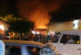 Vídeo: Incêndio atinge supermercado em Arapiraca