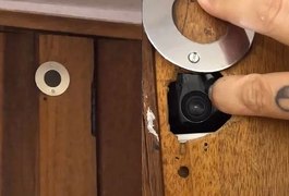 Casal estranha reflexo e acha câmera escondida em quarto de AirBnB no RJ