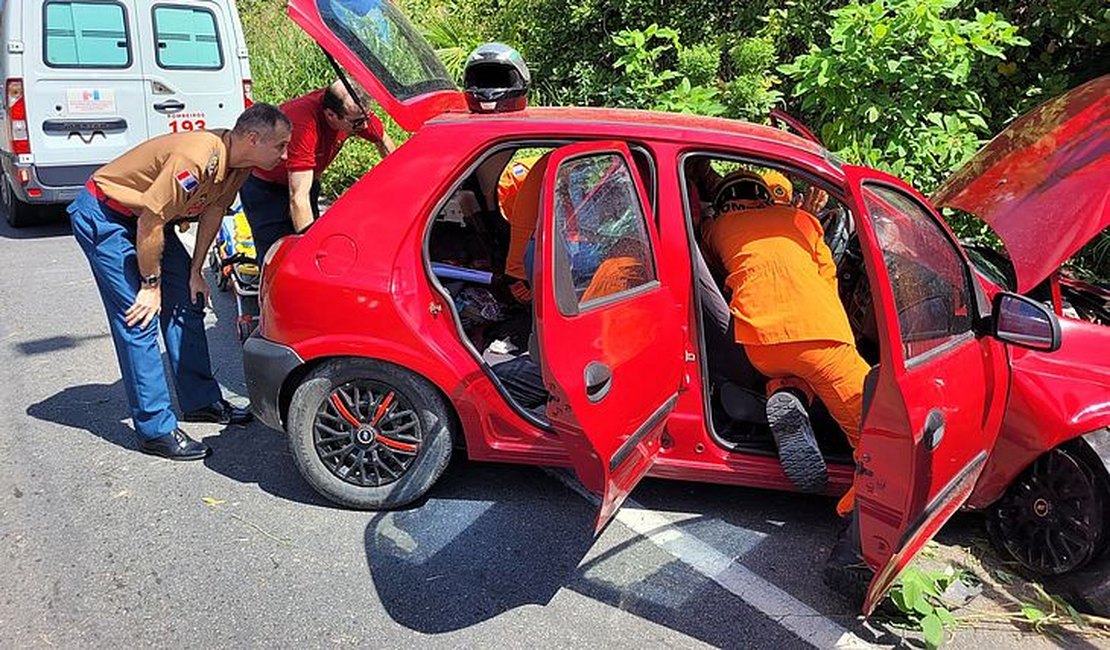 Mulher fica presa às ferragens após colidir carro em árvore, na AL 101 Norte, em Maceió